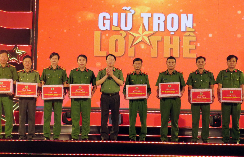 Mãi khắc ghi công lao to lớn của các anh hùng, liệt sĩ Công an nhân dân